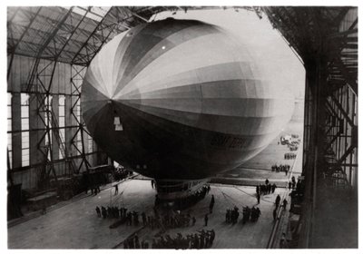 Zeppelin LZ 127 Graf Zeppelin går inn i hangaren sin, 1933 av Unbekannt