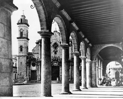 En utsikt over Havanas gamle katedralplass er innrammet av de praktfulle buene til en tilstøtende bygning, 1954 av Unbekannt Unbekannt