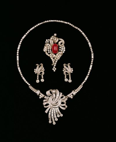 Art Deco diamantsmykker: baguette diamantbrosjeanheng, cabochon rubin og diamantrullebrosje, diamantanheng av Unbekannt Unbekannt