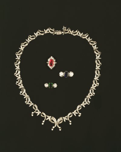 Art Deco rulle- og bladdesignkjede; rubin og diamant baguette klynge ring; safir og diamant tre stein ring; smaragd og diamant tresteinsring av Unbekannt Unbekannt
