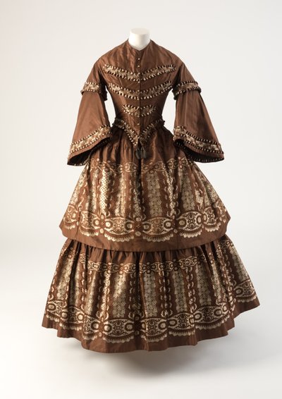 Brun og kremfarget silkekjole med volanger vevd à disposition, 1850-tallet (silke) av Unbekannt Unbekannt