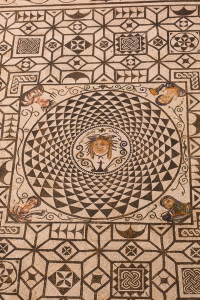 Carmona, Sevilla-provinsen, Spania. Romersk mosaikk av Medusa i rådhuset. av Unbekannt Unbekannt