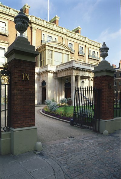 Utvendig utsikt over inngangen til Hertford House, Manchester Square, London av Unbekannt Unbekannt