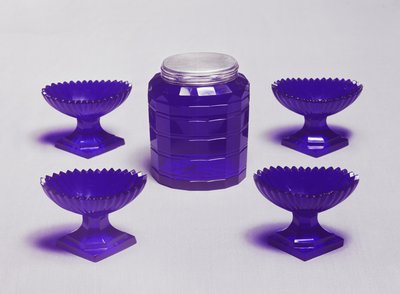 Fire salter og en caddie, irsk blått glass, ca. 1785 av Unbekannt Unbekannt