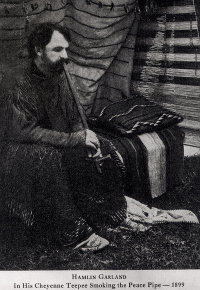 Hamlin Garland i sin Cheyenne Teepee Smoking a Peace Pipe, fra 