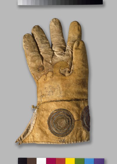 Hawking Glove, fra Tradescant Collection (rød-brunt rognskinn med panel av grå-hvit gutte- eller hundeskinn) av Unbekannt Unbekannt