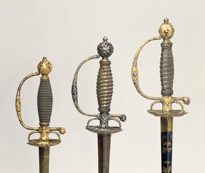 Hilter av tre franske sverd: ett av stål, blånet og belagt med design i jaget gull, ca. 1730; en av stål gjennomboret og meislet og slipt av mattet gull, ca. 1760; en av meislet stål, gr av Unbekannt Unbekannt