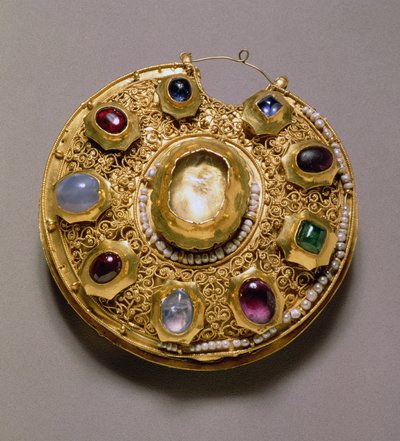 Kolt-medaljong, gullsatt med perler og juveler, cloisonne, emalje, filigran og granuleringsdekor, Ryazan, 1100-tallet av Unbekannt Unbekannt