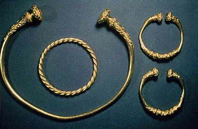 Halsring og armbånd fra Waldalgesheim, midten av 300-tallet (gull) av Unbekannt Unbekannt