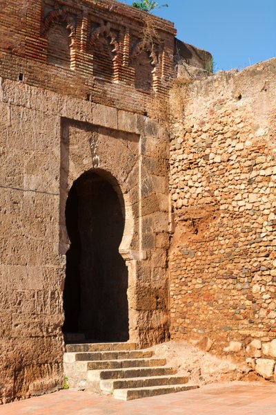 Niebla, Huelva-provinsen, Andalusia, Sør-Spania. Puerta del Buey, eller Oksens port, en av inngangene gjennom murene inn til byen. av Unbekannt Unbekannt