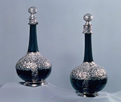 Et par vinflasker montert i sølv, 1689 av Unbekannt Unbekannt