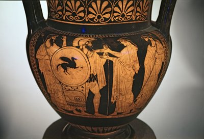 Krater med rød figur, som viser en kriger på vei tilbake fra kamp av Unbekannt Unbekannt
