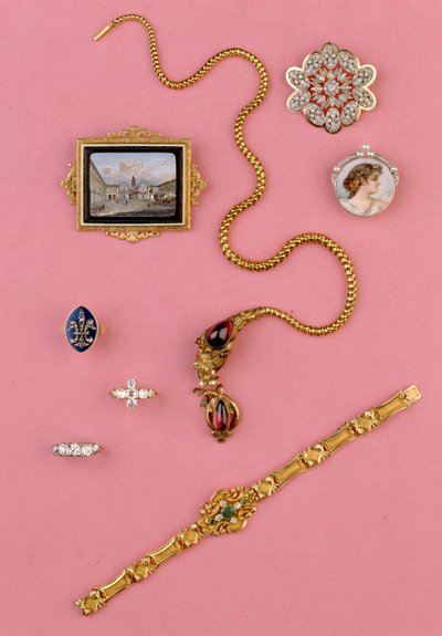 Utvalg av smykker fra det 20. århundre: cabochon granat-slangekjede; miniatyr mosaikk brosje; smaragd- og diamantklyngearmbånd av Unbekannt Unbekannt