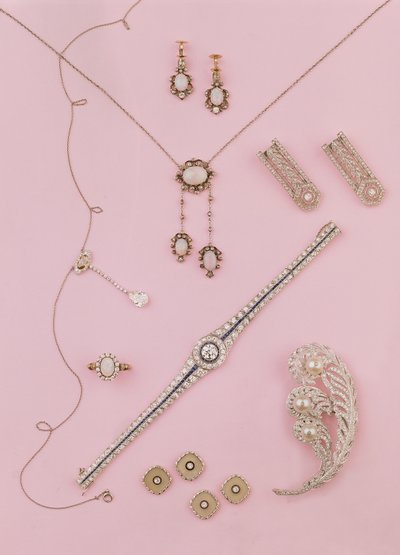 Utvalg av edvardianske og art deco-smykker: opal øredobber og anheng; diamant neglige anheng; struts fjær brosje; mansjettknapper og nagler i diamant og onyx av Unbekannt Unbekannt