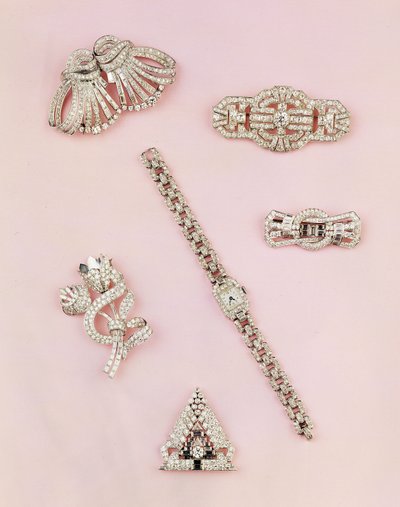 Utvalg av diamantsmykker: baguette og marquise-formet diamantspraybrosje; Art Deco diamantklips; panel diamant brosje; dameklokke med avlang kasse av Unbekannt Unbekannt
