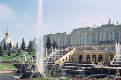 Utsikt over Peterhof-palasset over Samson-fontenen fra terrassene av Unbekannt Unbekannt
