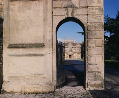 Utsikt over sørfronten gjennom porten, Corsham Court, Wiltshire av Unbekannt Unbekannt