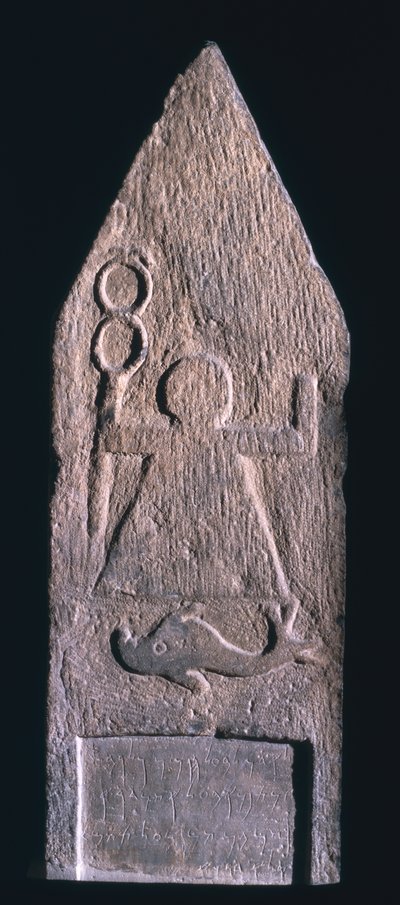 00357 Votivstele som viser Tanit, gudinnen av Kartago, som holder en caduceus med en delfin og en inskripsjon nedenfor, fønikisk, fra Tophet El-Horfa, Algerie, 2.-1. århundre f.Kr. (kalkstein) av Unbekannt