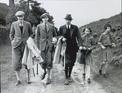 10. hertug med sine fire barn, Billy, Andrew, Anne og Elizabeth ved Bolton Abbey, ca. 1938 (s/hvitt-bilde) av William M. Timlin