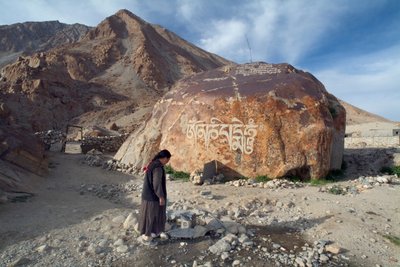 En landsbykvinne i Ladakhi henter vann fra et felles rør, Tangtse, Ladakh, India (bilde) av Unbekannt