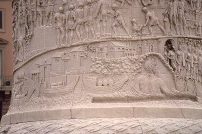 En romersk havn og byggingen av en romersk leir, fra Trajans søyle, 2. århundre e.Kr. (utskåret stein) (detalj) av Unbekannt
