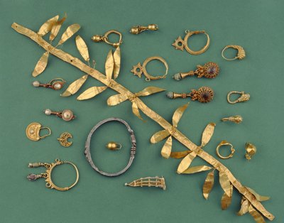 En samling av hellenistiske, bysantinske og romerske smykker, inkludert et bladgulldiadem, et østlig middelhavssølvarmbånd, halvmåneanheng og en gullfibula, som strekker seg fra 3. til 1. århundre e.Kr. (gull, sølv) av Unbekannt