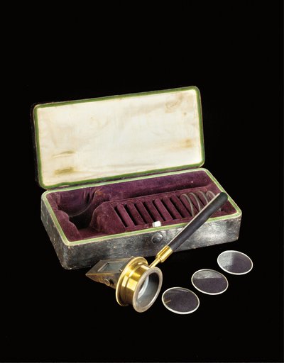 Et sjeldent, tidlig Helmholtz-mønster oftalmoskop, ca. 1852 (messing og ibenholt instrument med glasslinser i silkeforet lærveske) av Unbekannt