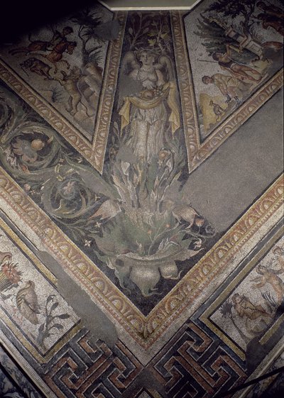 Allegorisk figur av høsten, detalj av et mosaikkfortau som skildrer årstidene og jaktscenene, fra den konstantinske villaen i Daphne, Roman, ca. 325-330 e.Kr. (marmor, kalkstein og glassmosaikk) av Unbekannt
