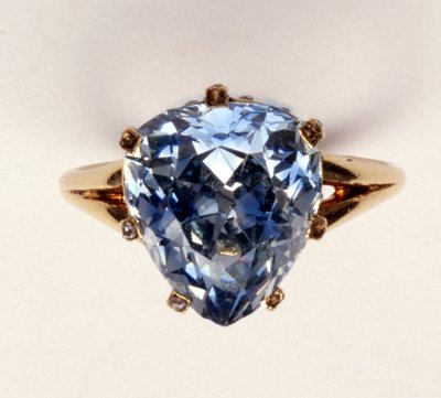 Antik fancy-cut ring, den blågrå diamanten som veier 5,45 karat, en gang eid av Marie-Antoinette av Unbekannt