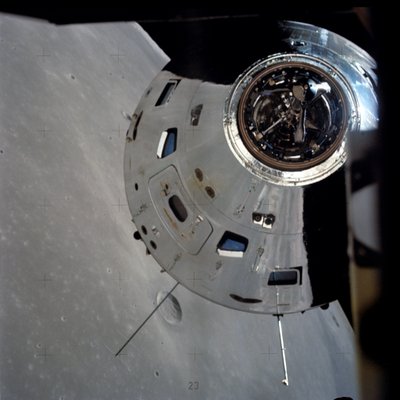 Apollo 17 Command/Service-moduler fotografert fra månemodul i bane av Unbekannt