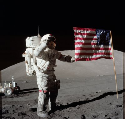 Astronaut Eugene A. Cernan, Apollo 17-kommandør, er fotografert ved siden av USAs utplasserte flagg under månens overflate ekstravehicular aktivitet (EVA) på Taurus-Littrow landingsstedet. Den høyeste delen av flagget ser ut til å peke mot planeten vår av Unbekannt