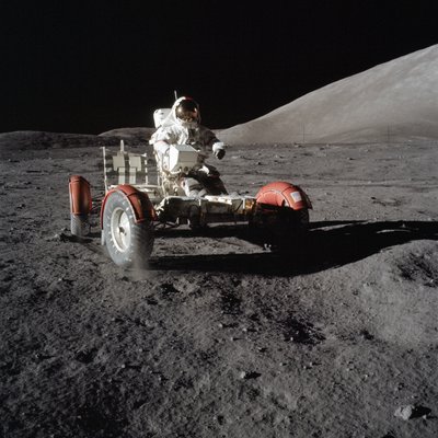 Astronaut Eugene Cernan kjører Lunar Roving Vehicle under første EVA av Unbekannt