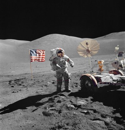 Astronaut Eugene Cernan går mot LRV under EVA av Unbekannt