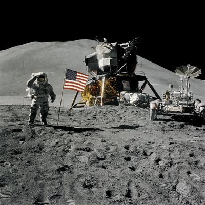Astronaut Jim Irwin hyller det amerikanske flagget under Apollo 15-oppdraget av Unbekannt