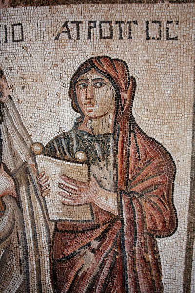 Atropos - En av de tre skjebnene representert med en åpen rulle som Achilles-livet var innskrevet på - Detalj fra panelet som representerer det første badet til Achilles - Paphos Mosaics, Villa of Theseus, 5. århundre e.Kr. - Kypros - Representasjon av Atr av Unbekannt