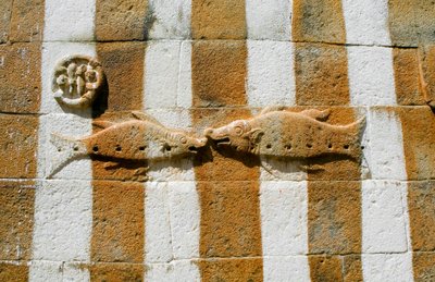 Basrelieff av to fisker på innhegning av Gomateshwara-statuen (bilde) av Unbekannt