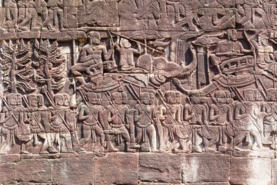 Basrelieffer på vestsiden av Bayon-tempelet som viser Khmer-soldater som marsjerer, Angkor arkeologiske område, Kambodsja (bilde) av Unbekannter Künstler
