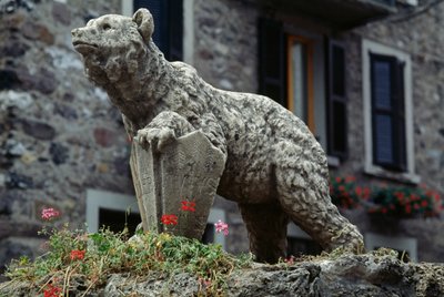 Bjørnestatue, Bjørneplassen, Schilpario, Lombardia, Italia av Benjamin Baud