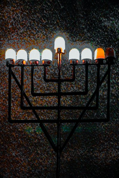 Big Synagogue Menorah, 2018 (håndmalt fotografi) av Unbekannter Künstler