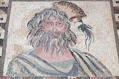 Byste av vinteren - Detalj av panelet for fire årstider - Pafos-mosaikker, Dionysos-huset - Slutten av det 2. århundre e.Kr. - Kypros - Personifisering av vinteren - Detalj av mosaikken fra de fire årstidene - Mosaikker fra Paphos, Dionysos-huset - Slutt I av Unbekannt