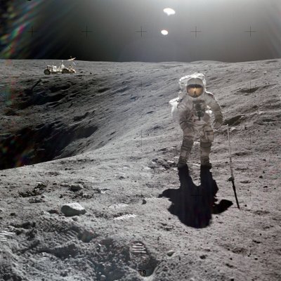 Charles M. Duke, Jr., månemodulpilot for Apollo 16-oppdraget, samler måneprøver ved kanten av plommekrateret, april 1972 (bilde) av Unbekannt