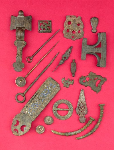 Samling av angelsaksiske, vikinger og keltiske antikviteter, inkludert angelsaksiske korsformede brosjer og bokomslag og Hiberno-Viking ringhodestifter, fra det 4. århundre f.Kr. til det 9. e.Kr. (bronse, bein, kobber) av Unbekannt