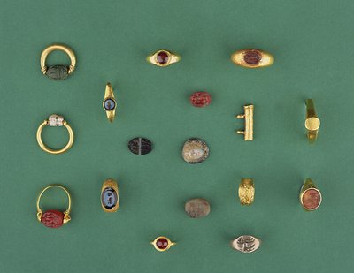 Samling av romerske, etruskiske og hellenistiske smykker, inkludert en fønikisk skarabéring, en kameo, amulettholdere og et agat dyptrykk, fra 600-tallet f.Kr. til 4. e.Kr. av Unbekannt