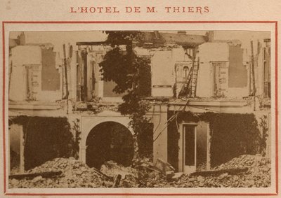 Commune de Paris (1871): Adolphe Thiers herskapshus ble ødelagt etter at eiendommen hans ble konfiskert i mai 1871. Trykk på papp, Dim. 9x5,4 cm av Unbekannt