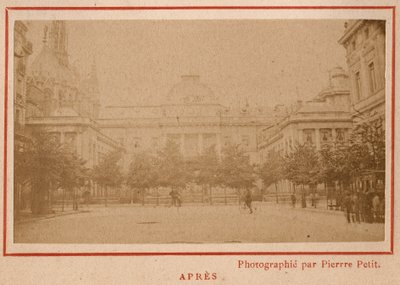 Commune de Paris (1871): utsikt over Palais de Justice i Paris etter brannen i mai 1871. Fotografi av Pierre Pepetit. Trykk på papp, Dim. 9x5,4 cm av Unbekannt