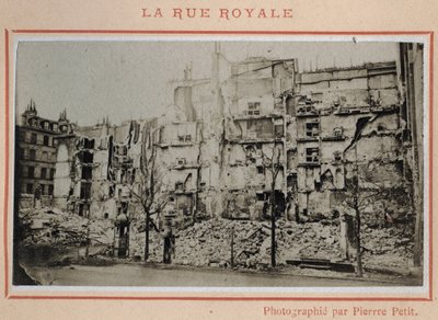 Commune de Paris (1871): utsikt over ruinene på Rue Royale i Paris i mai 1871. Fotografi av Pierre Pepetit. Trykk på papp, Dim. 9x5,4 cm av Unbekannt
