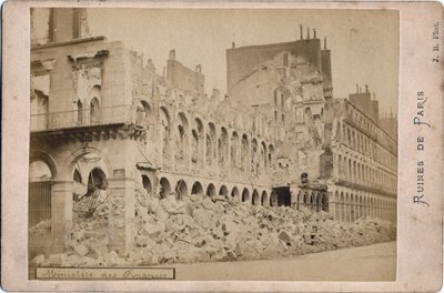Commune de Paris: utsikt over ruinene av finansdepartementet i Paris i mai 1871. Fotografi JR Dim. 16,3X10,8 cm av Unbekannt