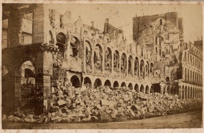 Kommune i Paris (1871): utsikt over finansdepartementet etter brannen i mai 1871. Fotografi. Trykk på papp Dim. 10x6,9 cm av Unbekannt
