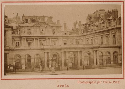 Kommune i Paris (1871): utsikt over Palais-Royal (Palais Royal) i Paris etter brannen i mai 1871. Fotografi av Pierre Pepetit. Trykk på papp, Dim. 9x5,4 cm av Unbekannt
