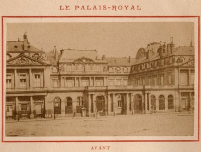 Kommune i Paris (1871): utsikt over Palais-Royal (Palais Royal) i Paris før brannen i mai 1871. Fotografi av Pierre Pepetit. Trykk på papp, Dim. 9x5,4 cm av Unbekannt